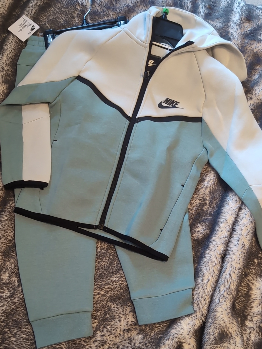 Nike Tech - Picture 5 of 5